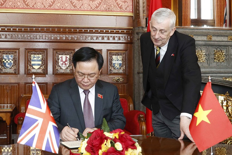 Hình ảnh Chủ tịch Quốc hội hội đàm với Chủ tịch Hạ viện Anh -0