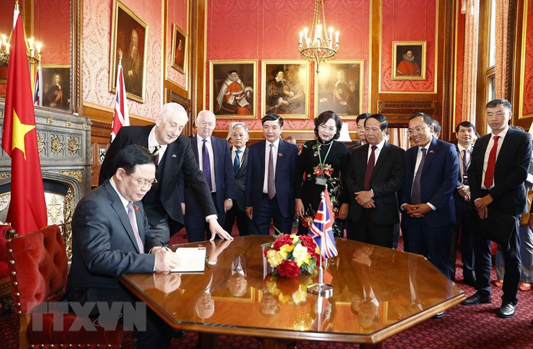 Hình ảnh Chủ tịch Quốc hội hội đàm với Chủ tịch Hạ viện Anh -0