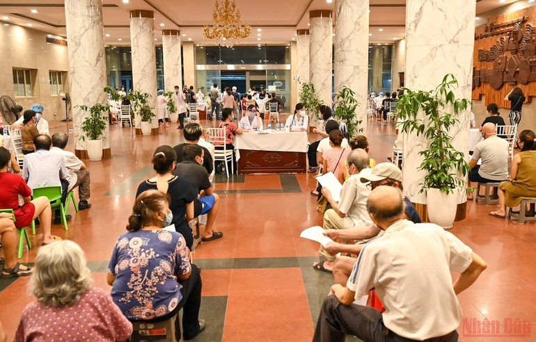 Xuyên đêm tiêm vaccine cho người cao tuổi, người có bệnh nền tại Hà Nội -0