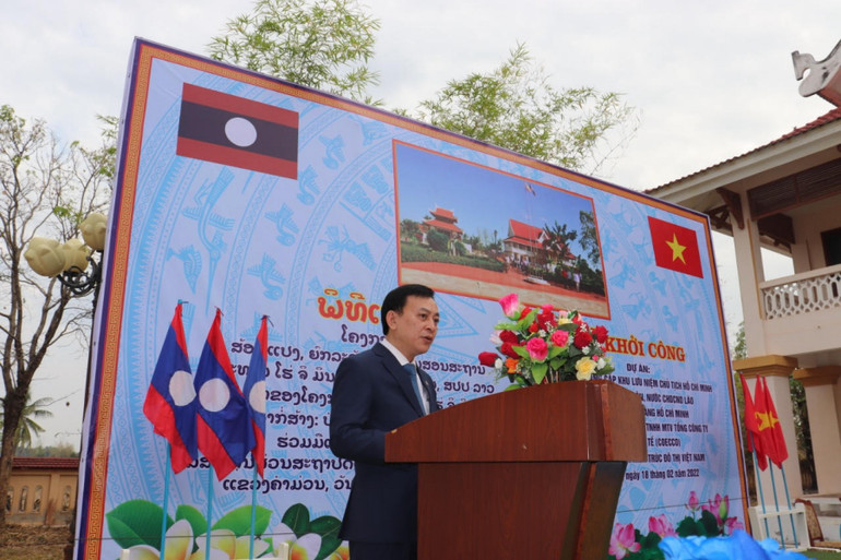 Đồng chí Vũ Mạnh Hà nhấn mạnh, Khu lưu niệm Chủ tịch Hồ Chí Minh là công trình có ý nghĩa hết sức quan trọng. (Ảnh: Cộng tác viên) Nâng cấp Khu lưu niệm Chủ tịch Hồ Chí Minh tại Lào -0