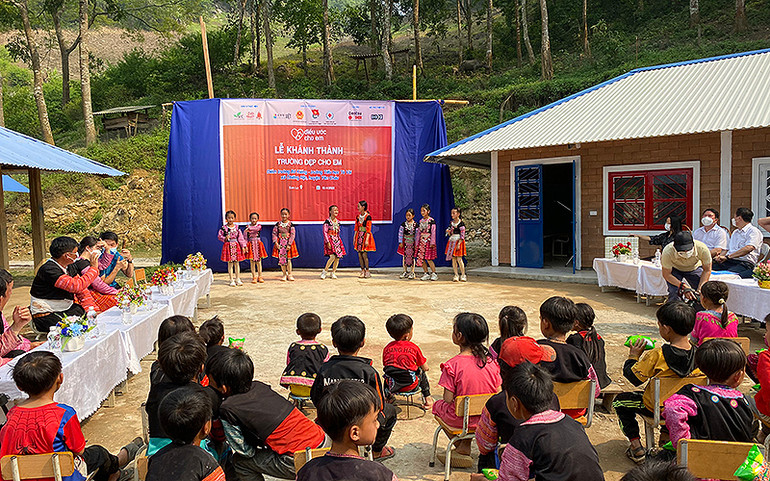 Không khí hân hoan trong lễ khánh thành công trình “Trường đẹp cho em” tại Điểm trường Bó Kiếng. “Trường đẹp cho em” tặng học sinh dân tộc thiểu số tỉnh Sơn La -0