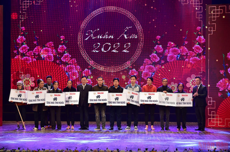 Hàng chục ngôi nhà trao tặng cho các đối tượng là nạn nhân thiên tai, đại dịch, nghèo khó. Báo Nhân Dân mang “Xuân ấm” về với người nghèo -0