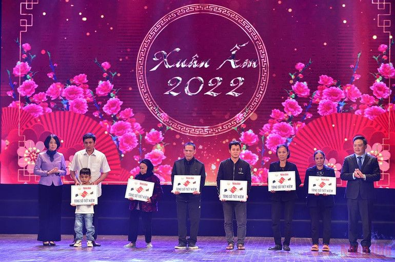 Trao tặng sổ tiết kiệm cho hộ gia đình chính sách, hộ nghèo, hộ có hoàn cảnh khó khăn. Báo Nhân Dân mang “Xuân ấm” về với người nghèo -0