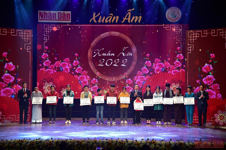 Quỹ Hạt giống Việt-Báo Nhân Dân trao tặng phần thưởng cho các em học sinh, sinh viên đạt thành tích tốt nhằm tạo động lực giúp các em học sinh, sinh viên thực hiện ước mơ tươi đẹp của mình. Báo Nhân Dân mang “Xuân ấm” về với người nghèo -0