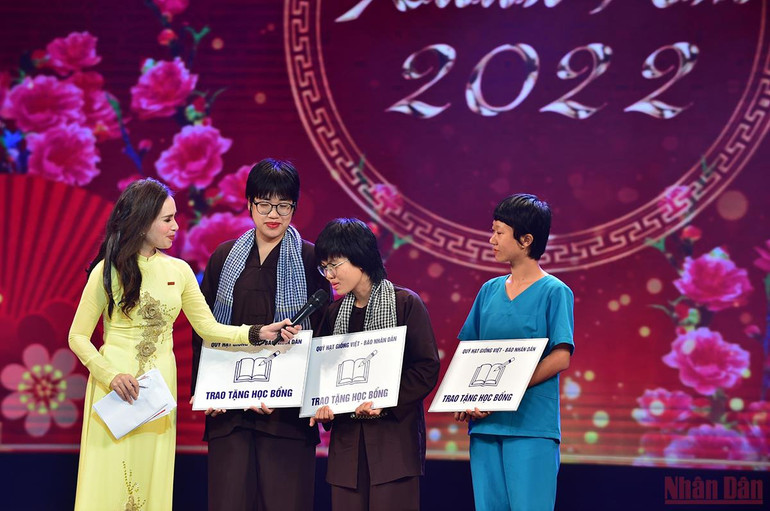 Ba nữ tình nguyện viên đã xung phong lên đường, mang tình yêu thương vào tâm dịch tại Thành phố Hồ Chí Minh, sẵn sàng cạo trọc mái tóc dài để thuận tiện trong công tác hỗ trợ các nạn nhân Covid-19, làm vơi bớt đi những tổn thất, mất mát. Báo Nhân Dân mang “Xuân ấm” về với người nghèo -0