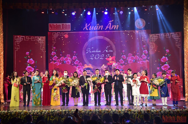 Đồng chí Lê Quốc Minh, Tổng Biên tập Báo Nhân Dân, trao tặng hoa cho đại diện các nhà tài trợ. Báo Nhân Dân mang “Xuân ấm” về với người nghèo -0