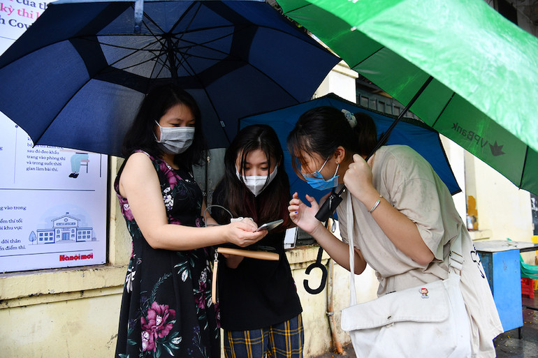 Thí sinh phấn khởi ra về sau khi kết thúc bốn môn thi -1