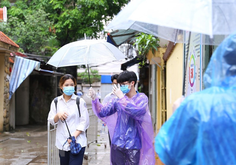 Tuyển sinh lớp 10 ở Hà Nội: Thí sinh “đội mưa” đến điểm thi -0