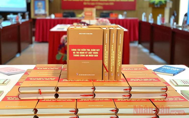 Trưng bày cuốn sách tại buổi lễ. Công bố cuốn sách về công tác kiểm tra, giám sát và thi hành kỷ luật Đảng trong Công an nhân dân -0