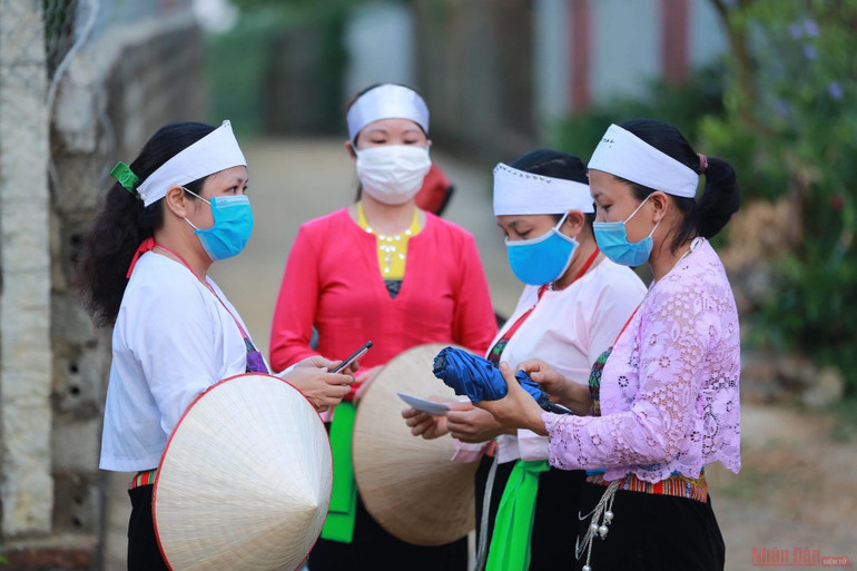 Các cử tri tại thôn Víp, xã Minh Quang, huyện Ba Vì, Hà Nội chuẩn bị bỏ phiếu. 12_bau_cu-1621729298449.jpeg