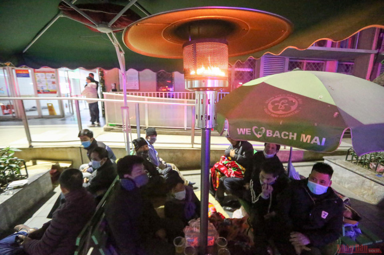 Ấm lòng những cây sưởi ở Bệnh viện Bạch Mai cho người nhà bệnh nhân ảnh 7 7cay_suoi_benh_vien_bach_mai-1610331087495.jpg