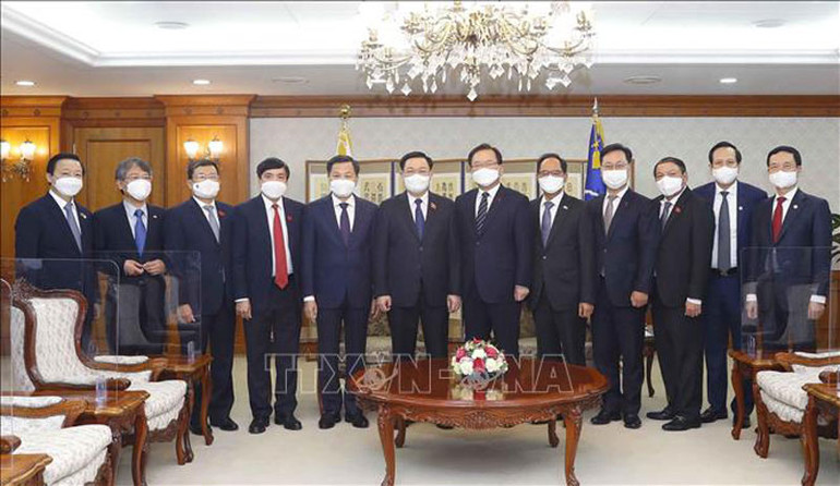 Chủ tịch Quốc hội Vương Đình Huệ hội kiến Thủ tướng Hàn Quốc Kim Bu-gyeom -0