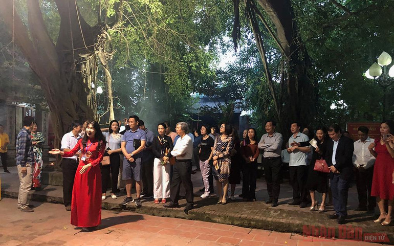Hướng dẫn viên thuyết minh tại đền thờ Mẫu. hy_denmau-1605091848699.jpg