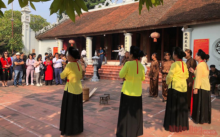 Đón du khách bằng làn điệu trống quân ở đền Đa Hòa. Tìm lại nhộn nhịp Phố Hiến xưa -0
