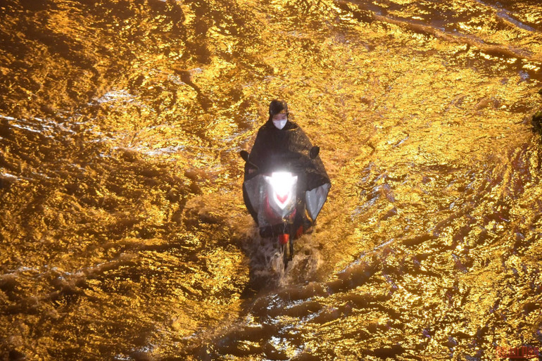 Hình ảnh nhiều tuyến phố ở Hà Nội ngập, ùn tắc do mưa lớn -7