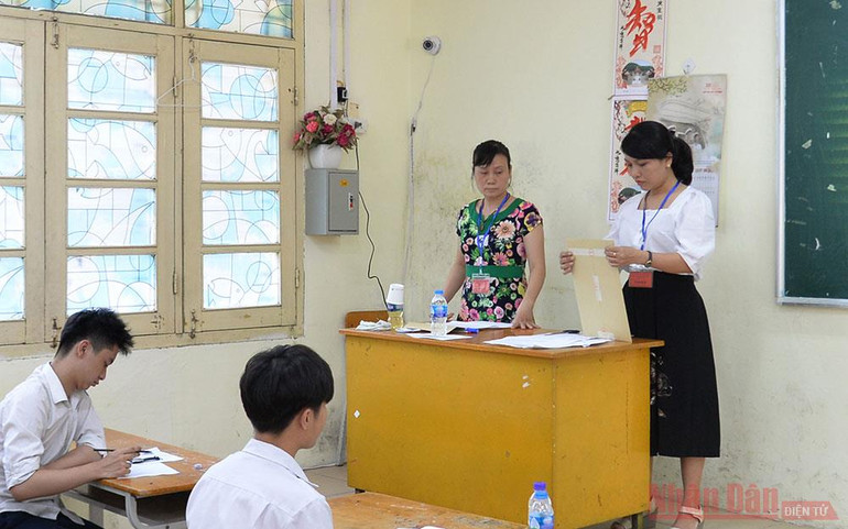 Khâu bảo quản, sử dụng túi đựng phiếu trả lời trắc nghiệm và túi đựng đề thi được tiến hành nghiêm túc. Trong ảnh: Giám thị kiểm tra niêm phong túi đựng phiếu trả lời trắc nghiệm trước khi buổi thi môn Ngoại ngữ tại điểm thi Trường THPT Việt Đức. 6-1595064676992.jpg