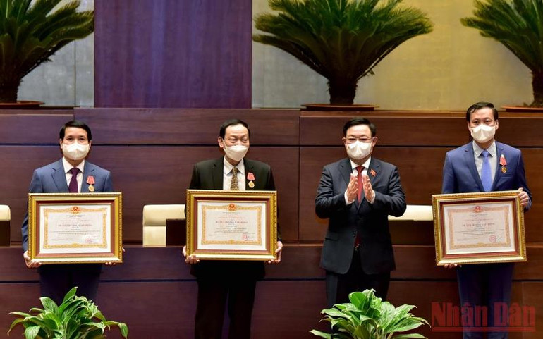 Chủ tịch Quốc hội Vương Đình Huệ trao tặng Huân chương Lao động hạng Ba của Chủ tịch nước cho các cá nhân có thành tích xuất sắc. (Ảnh: Duy Linh). CTQH_trao_HUan_chuong_lao_dong_h-1640955693933.jpg