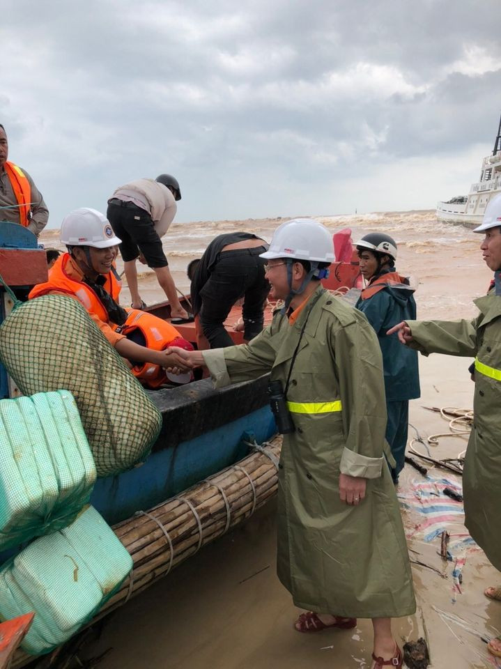 Tổng giám đốc Trung tâm Phối hợp tìm kiếm cứu nạn hàng hải Việt Nam Bùi Văn Minh bắt tay động viên chiến sĩ cứu nạn trước lúc ra biển cứu người. Dốc sức cứu chín người mắc kẹt trên tàu bị chìm ở biển Quảng Trị -0