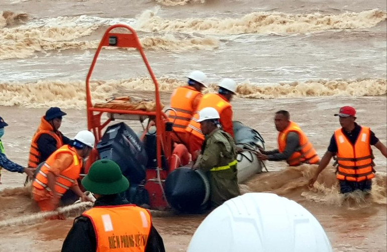 Tổ cứu nạn trên xuồng cao su chuyên dụng có bốn người. Dốc sức cứu chín người mắc kẹt trên tàu bị chìm ở biển Quảng Trị -0