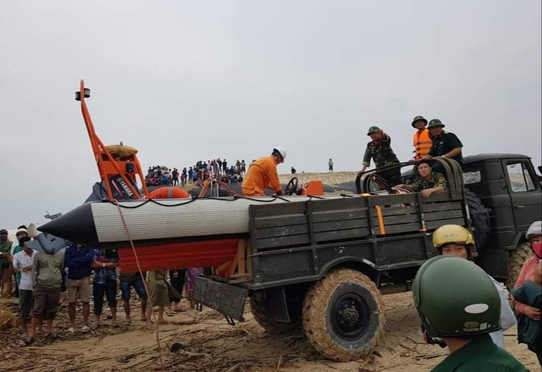 Xuồng cứu nạn chuyên dụng của Trung tâm Phối hợp tìm kiếm cứu nạn hàng hải Việt Nam được đưa đến địa điểm cứu nạn. Dốc sức cứu chín người mắc kẹt trên tàu bị chìm ở biển Quảng Trị -0
