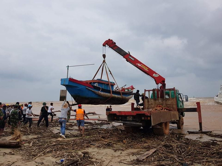 Thêm một chiếc ghe được đưa ra biển tiếp cận tàu bị nạn. Dốc sức cứu hàng chục người mắc kẹt trên tàu bị chìm ở biển Quảng Trị -0