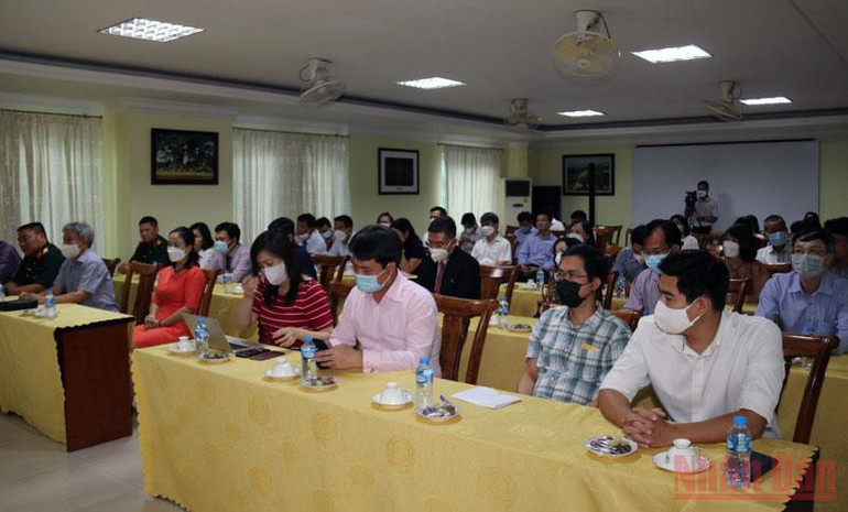 Đông đảo cán bộ, nhân viên cán bộ Đại sứ quán và các cơ quan Việt Nam bên cạnh Đại sứ quán tham dự cuộc gặp chiều 27/4. (Ảnh: XUÂN SƠN) Bộ trưởng Ngoại giao Bùi Thanh Sơn thăm Đại sứ quán Việt Nam tại Lào -0