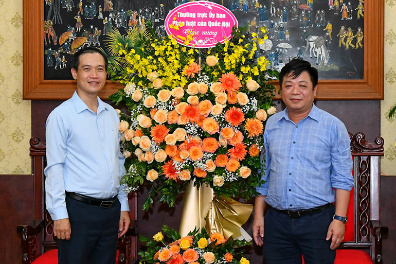 Đại diện Thường trực Ủy ban Pháp luật của Quốc hội chúc mừng Báo Nhân Dân. (Ảnh: THỦY NGUYÊN) Các bộ, ngành, cơ quan, đơn vị chúc mừng Báo Nhân Dân nhân ngày 21/6 -0