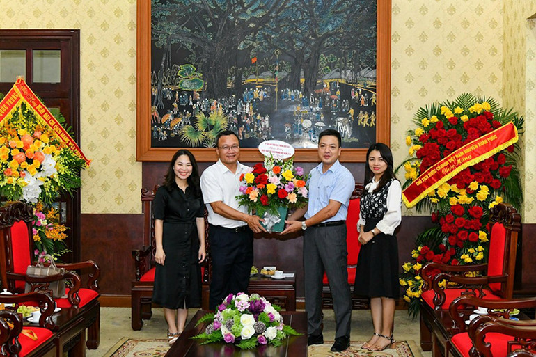 Đồng chí Phan Huy Thắng nhận hoa chúc mừng của Ủy ban An toàn giao thông quốc gia. (Ảnh: THỦY NGUYÊN) Các bộ, ngành, cơ quan, đơn vị chúc mừng Báo Nhân Dân nhân ngày 21/6 -0