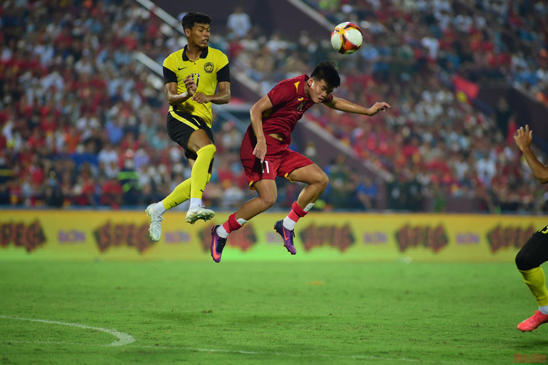 Tỷ số hòa 0-0 được giữ nguyên đến khi kết thúc 90 phút thi đấu chính thức, buộc 2 đội phải phân định thắng thua trong 2 hiệp phụ. (Ảnh: TRẦN HẢI) Những pha bóng hấp dẫn trong chiến thắng bán kết đầy cảm xúc của U23 Việt Nam -0