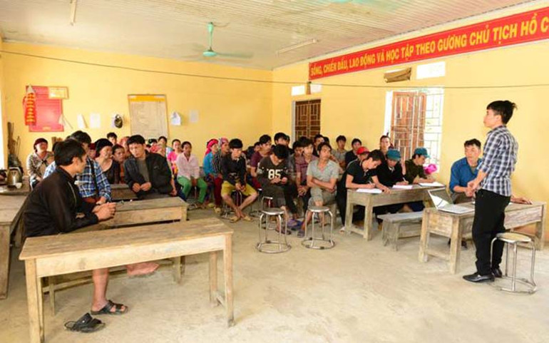 Tuyên truyền, nâng cao nhận thức cho người dân bảo vệ đàn Voọc mũi hếch. (Ảnh: Lê Khắc/FFI ) Nỗ lực bảo tồn loài linh trưởng quý hiếm tại Hà Giang -0