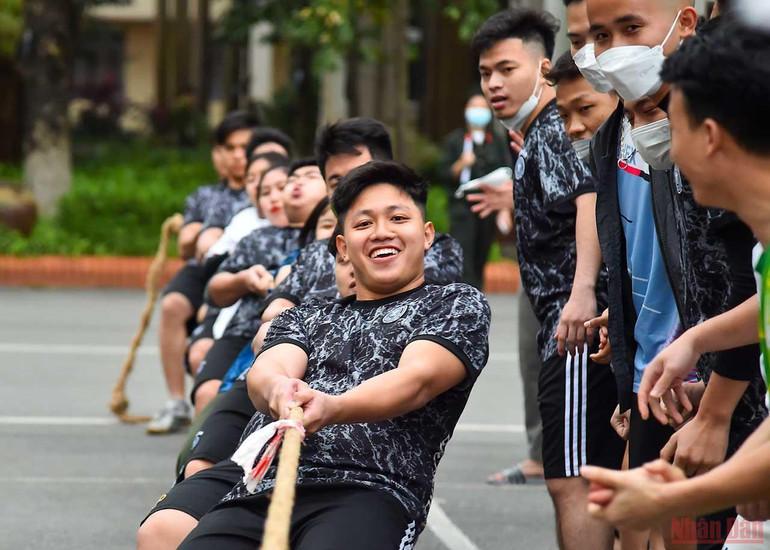 Các vận động viên "không chuyên" tham gia với tinh thần giao lưu, học hỏi, không đặt nặng chuyện thắng thua. Thanh niên Công an nhân dân - Khỏe để xây dựng và bảo vệ Tổ quốc -0
