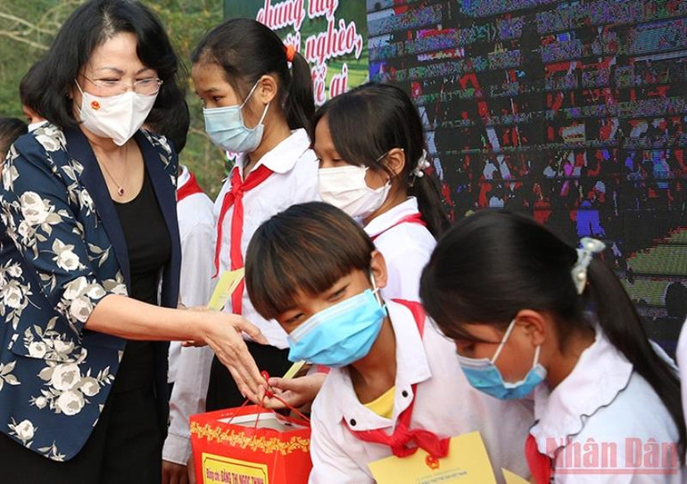 Đồng chí Đặng Thị Ngọc Thịnh tặng quà cho trẻ em huyện Nam Giang. Nguyên Phó Chủ tịch nước Đặng Thị Ngọc Thịnh thăm, tặng quà tại miền núi Quảng Nam -0