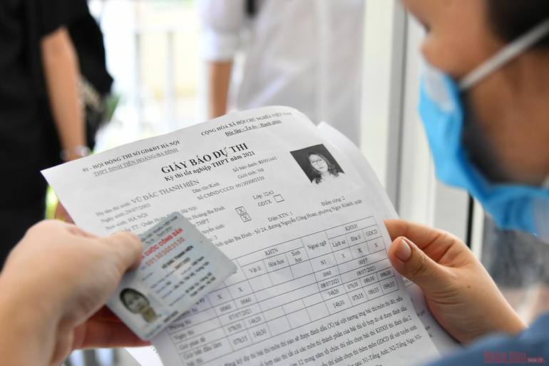 Công tác kiểm tra thông tin thí sinh được tiến hành cẩn thận nhằm tránh những trường hợp tiêu cực có thể xảy ra. Học sinh Hà Nội sẵn sàng cho Kỳ thi tốt nghiệp THPT năm 2021 -0