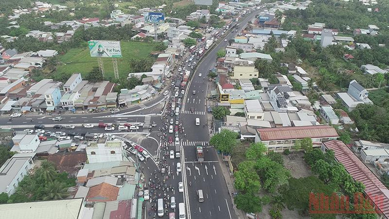 Tiền Giang: Kẹt xe kéo dài do phương tiện di chuyển quá đông -1