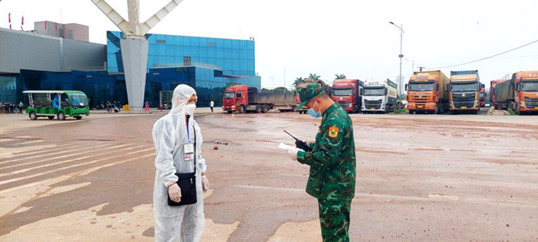 Lực lượng Bộ đội Biên phòng Quảng Ninh kiểm soát người nhập cảnh qua cửa khẩu cầu Bắc Luân II. Chính thức thông quan trở lại cửa khẩu cầu Bắc Luân II -0