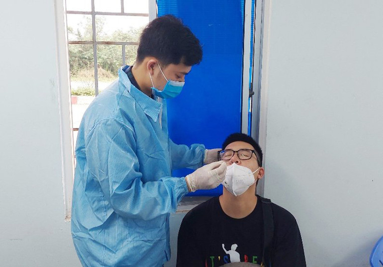 Lực lượng y tế test nhanh Covid-19 đối với các lái xe chở hàng. Chính thức thông quan trở lại cửa khẩu cầu Bắc Luân II -0