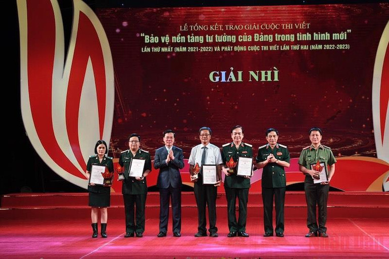 Thường trực Ban Bí thư Võ Văn Thưởng và Đại tướng, Bộ trưởng Quốc phòng Phan Văn Giang trao giải nhì cho các tác giả, nhóm tác giả. Trao giải Cuộc thi viết “Bảo vệ nền tảng tư tưởng của Đảng trong tình hình mới” -0