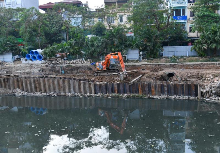 Hiện, việc thi công cống ngầm đang được thực hiện trên đoạn từ đường Hoàng Quốc Việt đến Nguyễn Đình Hoàn (Cầu Giấy) và Vũ Tông Phan (Thanh Xuân). Thi công hệ thống cống ngầm gom nước thải sông Tô Lịch -0