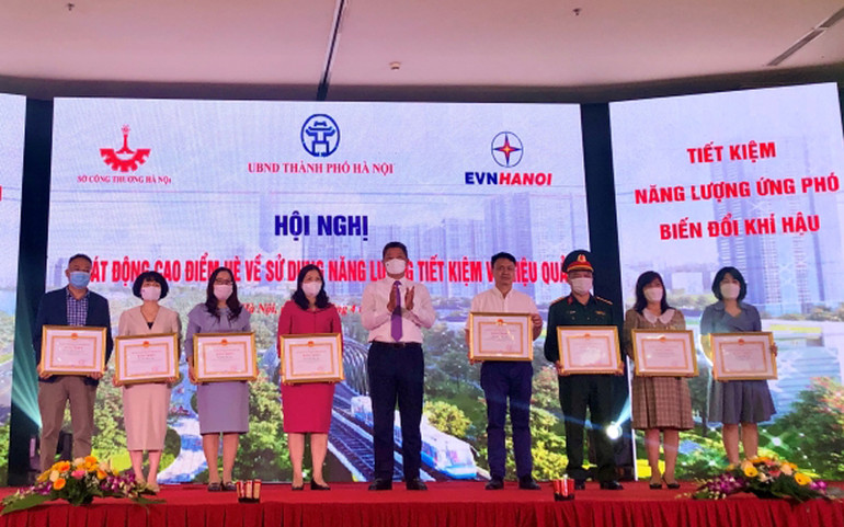 UBND thành phố Hà Nội trao bằng khen cho các tập thể, cá nhân có thành tích trong triển khai chương trình sử dụng năng lượng tiết kiệm và hiệu quả thành phố Hà Nội năm 2022. (Ảnh: Nguyên Trang) Phát động đợt cao điểm sử dụng năng lượng tiết kiệm, hiệu quả -0
