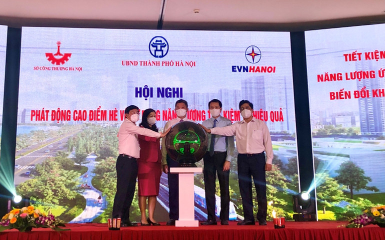 Các đại biểu thực hiện nghi thức phát động. (Ảnh: Nguyên Trang) Phát động đợt cao điểm sử dụng năng lượng tiết kiệm, hiệu quả -0