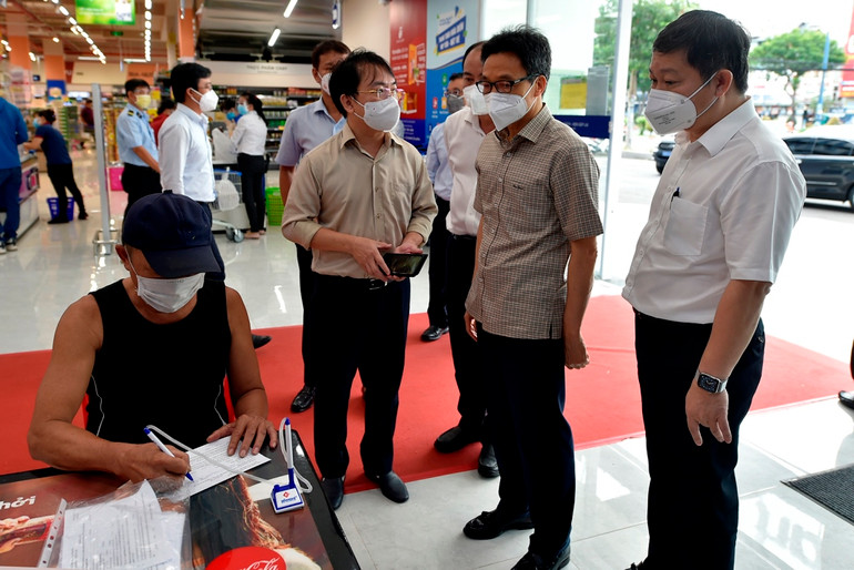 Phó Thủ tướng Vũ Đức Đam kiểm tra bệnh viện dã chiến, khu phong tỏa, siêu thị tại TP Hồ Chí Minh -0