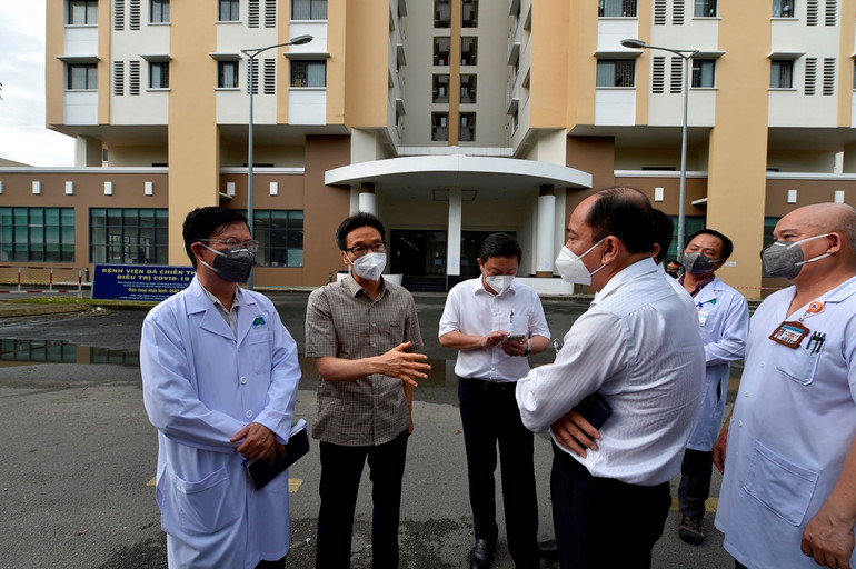 Phó Thủ tướng Vũ Đức Đam kiểm tra bệnh viện dã chiến, khu phong tỏa, siêu thị tại TP Hồ Chí Minh -0