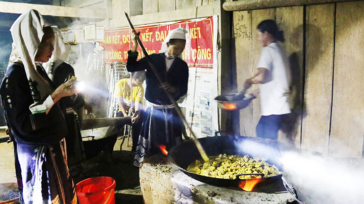 Sáp ong được đun nấu nhiều lần để lấy tinh chất. Hoa văn trang phục dân tộc độc đáo -0