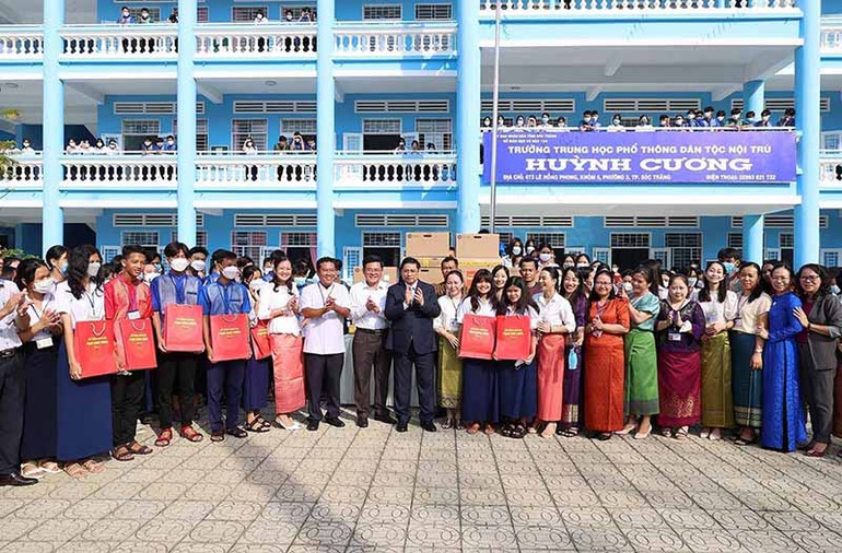 Thủ tướng Phạm Minh Chính thăm, tặng quà cho học sinh có hoàn cảnh khó khăn. Thủ tướng thăm Trường Trung học phổ thông Dân tộc nội trú Huỳnh Cương, tỉnh Sóc Trăng -3