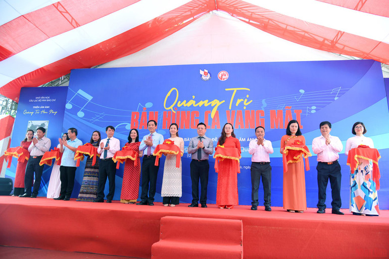 Triển lãm “Quảng Trị - Bản hùng ca vang mãi” -0