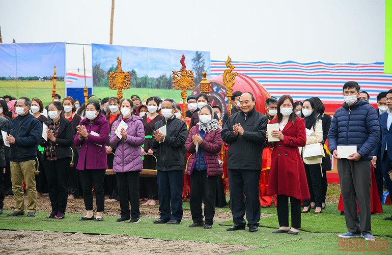 Chủ tịch nước Nguyễn Xuân Phúc xuống đồng cày ruộng tại Lễ Tịch điền Đọi Sơn -0