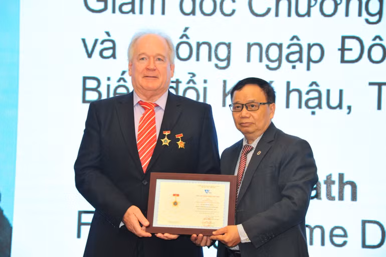 Tim McGrath - Người bạn đặc biệt của mảnh đất Chín rồng -0