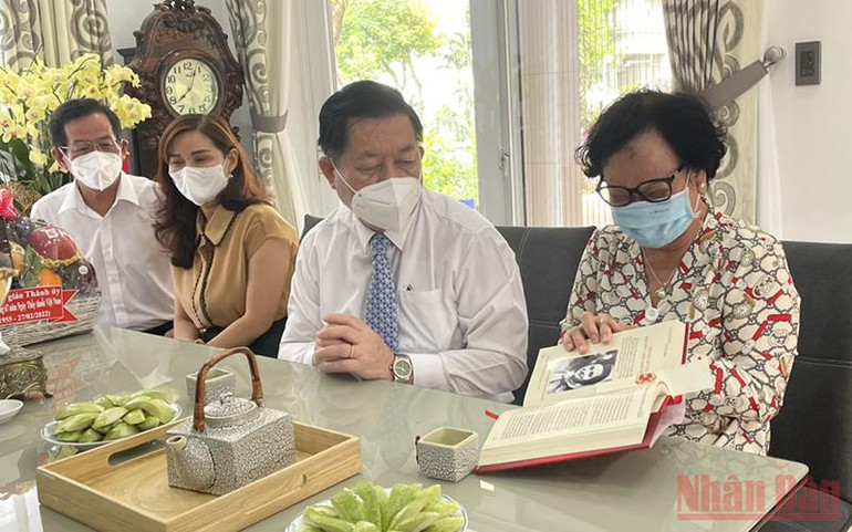 Trưởng Ban Tuyên giáo Trung ương thăm, chúc mừng các thầy thuốc tại TP Hồ Chí Minh -0