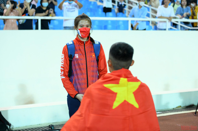... nhà tân vô địch Tiến Trọng đã tiến về phía bạn gái Phương Trinh và quỳ xuống cầu hôn. 7.jpg -0