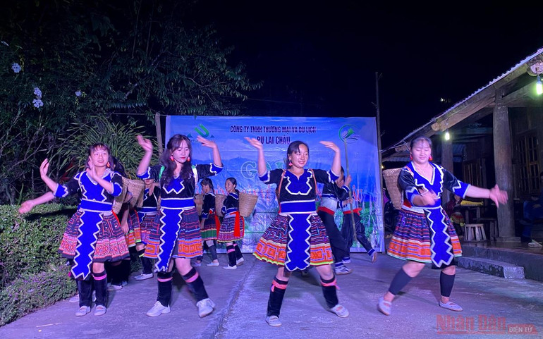 Sin Suối Hồ - Ngàn mặt trời rực rỡ -0